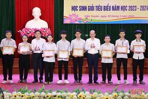 Phó Giám đốc Sở GD&ĐT Nguyễn Quốc Anh và Bí thư Huyện ủy Cẩm Xuyên Nguyễn Văn Thành trao giấy khen, phần thưởng cho các em đạt giải nhất học sinh giỏi tỉnh lớp 9.