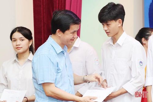 Đại diện Sở GD&ĐT trao phần thưởng cho các em đạt giải nhì học sinh giỏi tỉnh khối THPT.