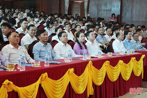 Đại biểu tham dự lễ tuyên dương, khen thưởng.