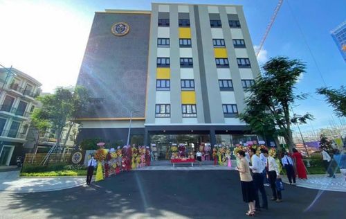 B.School có cơ sở vật chất hiện đại.