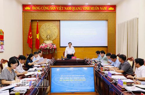 Đồng chí Đoàn Minh Huấn, Ủy viên Trung ương Đảng, Bí thư Tỉnh ủy chủ trì hội nghị.