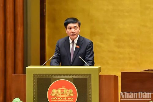 Ủy viên Ủy ban Thường vụ Quốc hội, Tổng Thư ký Quốc hội Bùi Văn Cường trình bày tờ trình về dự kiến chương trình giám sát của Quốc hội năm 2025. (Ảnh: THỦY NGUYÊN)