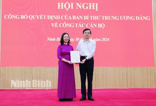 Đồng chí Đoàn Minh Huấn, Ủy viên Trung ương Đảng, Bí thư Tỉnh ủy trao quyết định của Ban Bí thư Trung ương Đảng cho đồng chí Phạm Thị Phương Hạnh.