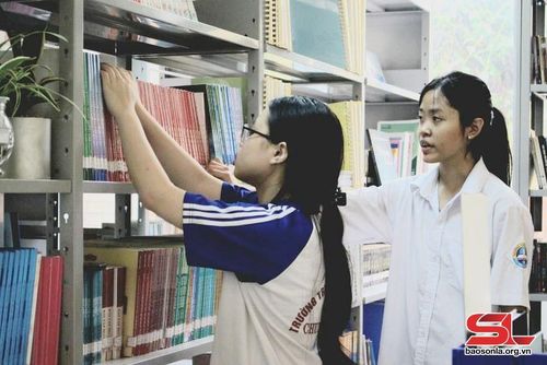 Học sinh tìm mượn sách tại thư viện của nhà trường.