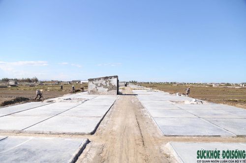 Diêm dân xã Quỳnh Thuận, tranh thủ trời nắng để sản xuất muối.