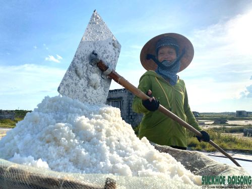 Dù rất vất vả nhưng diêm dân vẫn gắn bó với nghề cha ông truyền lại.