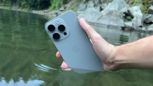 Apple tiến hành thử nghiệm khả năng chống nước và va đập của iPhone 15.