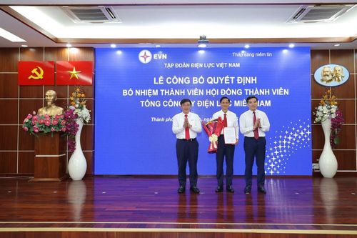 Trao Quyết định điều động và bổ nhiệm đồng chí Bành Đức Hoài giữ chức vụ Thành viên Hội đồng thành viên EVNSPC