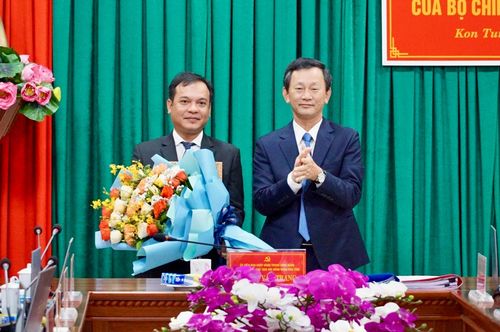 Bí Thư Tỉnh ủy Kon Tum tặng hoa chúc mừng Tân Phó Bí thư Tỉnh Ủy U Huấn