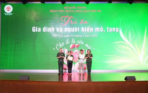  Bệnh viện tri ân 2 gia đình đã đồng ý hiến mô, tạng của người thân sau chết não. (Nguồn: Bệnh viện Trung ương Quân đội 108) 