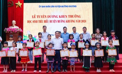  Trao Giấy khen cho học sinh có thành tích xuất sắc. 