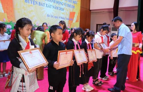  Lãnh đạo huyện Bát Xát trao Giấy khen cho học sinh tiêu biểu. 