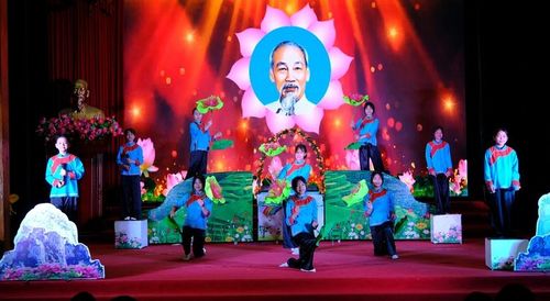  Biểu diễn văn nghệ tại lễ tuyên dương. 