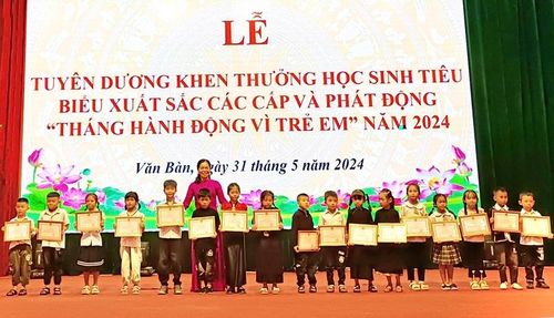  Lãnh đạo huyện Văn Bàn trao Giấy khen cho học sinh xuất sắc. 