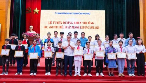  Khen thưởng học sinh có thành tích xuất sắc. 