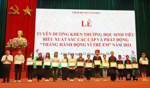  Khen thưởng học sinh xuất sắc. 