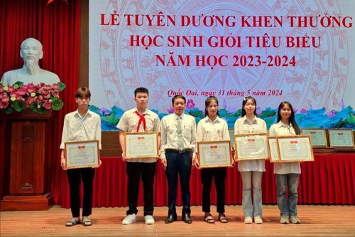 Khen thưởng học sinh đạt Huy chương Vàng tại Hội khỏe Phù Đổng cấp thành phố. Ảnh: Hoàng Sơn.