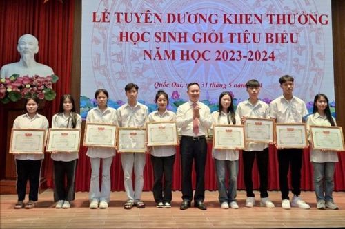 Lãnh đạo UBND huyện Quốc Oai trao Giấy khen cho học sinh đạt thành tích xuất sắc trong năm học 2023-2024. Ảnh: Hoàng Sơn.