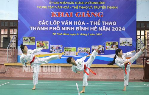 Các học viên lớp Karatedo biểu diễn tại lễ khai giảng.