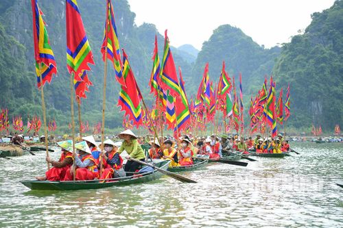 Lễ hội được tổ chức trên sông nước ở Tam Cốc.