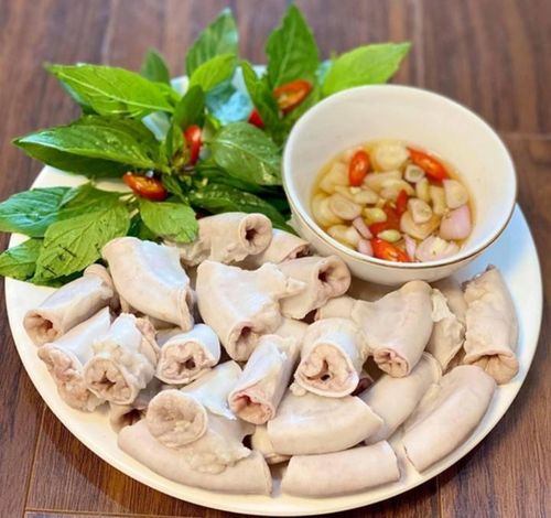  Lòng lợn luộc sẽ trắng giòn sau khi được ngâm với nước đá. (Ảnh: Anninhthudo) 