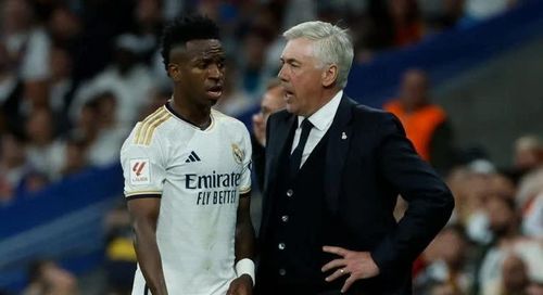 HLV Ancelotti chấn chỉnh Vinicius trước khi bước vào hiệp hai. Ảnh: Reuters.