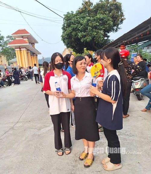 Cô giáo động viên học sinh trước giờ thi tại điểm thi trường THPT Chiêm Hóa. Ảnh: Bàn Thanh