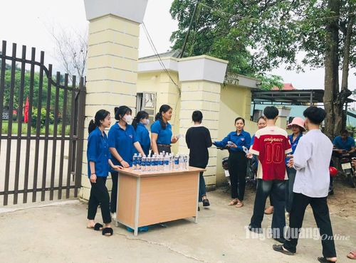 Đoàn viên, thanh niên huyện Lâm Bình tiếp sức các thí sinh tại Kỳ thi tuyển sinh vào 10. Ảnh: Minh Hoa