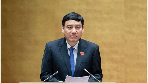 Chủ nhiệm Ủy ban Văn hóa, Giáo dục của Quốc hội Nguyễn Đắc Vinh trình bày báo cáo thẩm tra