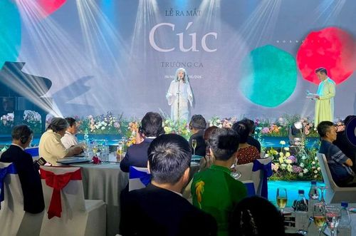 Quang cảnh lễ ra mắt tập sách đầu tiên của NSND Hoàng Cúc.