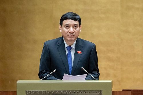 Chủ nhiệm Ủy ban Văn hóa, Giáo dục Nguyễn Đắc Vinh trình bày báo cáo thẩm tra.