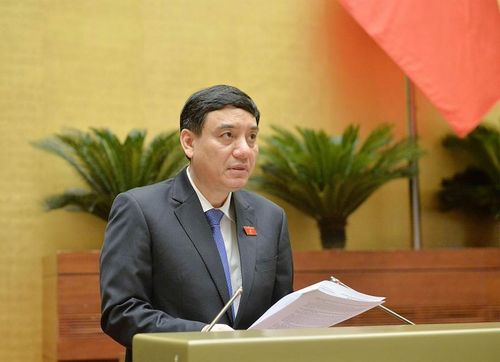 Chủ nhiệm Ủy ban Văn hóa, Giáo dục của Quốc hội Nguyễn Đắc Vinh trình bày Báo cáo thẩm tra chủ trương đầu tư Chương trình mục tiêu quốc gia về phát triển văn hóa giai đoạn 2025 - 2035.