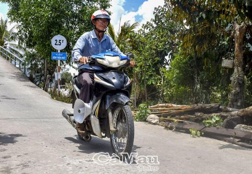 Chiếc loa của Trưởng ấp Nguyễn Văn Vãng thầm lặng tuyên truyền khắp nẻo đường quê.
