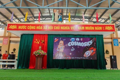 Sân khấu sự kiện được bố trí hoành tráng.