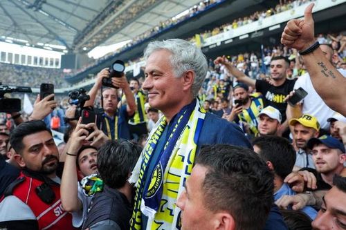 Mourinho tận hưởng sự chào đón nồng nhiệt tại Fenerbahce
