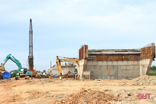  Thi công đường nối cao tốc Bắc - Nam đi quốc lộ 1, đoạn qua xã Cẩm Quan. 