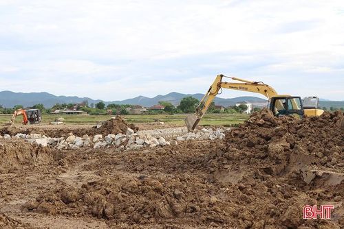  Công ty CP Xây lắp điện Hải Phòng triển khai thi công phần móng để di dời cột điện cao thế 220 kV. 