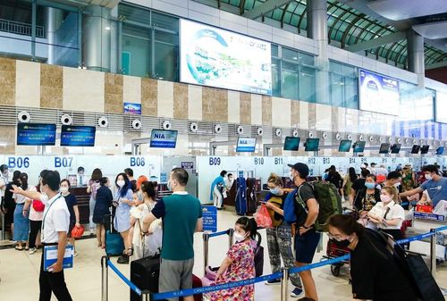 Hành khách làm thủ tục tại sân bay Nội Bài.