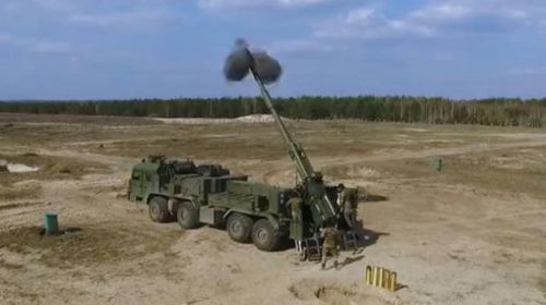 Kênh Vedler Army trên mạng xã hội Telegram chia sẻ video pháo tự hành 2S43 Malva, đang thực hành hỏa lực vào các mục tiêu của quân Ukraine trên hướng Liptsy vào ngày 2/6. Đây là những thước phim hiếm hoi về loại pháo mới được thiết kế năm 2023.