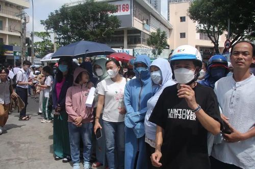 Nhiều phụ huynh tại điểm thi Trường THPT Nguyễn Khuyến cũng phấn khởi khi thấy thí sinh nhận xét đề thi năm nay không khó.