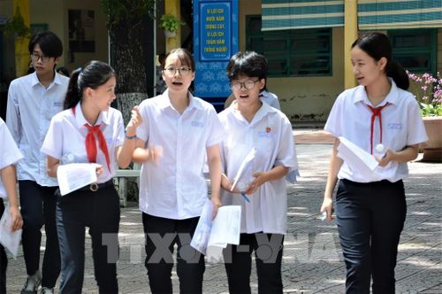 Thí sinh tại điểm thi THCS Lý Thường Kiệt hoàn thành môn thi đầu tiên của Kỳ thi Tuyển sinh lớp 10 THPT. Ảnh: Văn Dũng-TTXVN