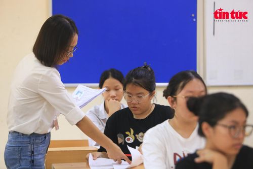 Sau buổi làm thủ tục dự thi, kỳ thi vào lớp 10 THPT công lập năm nay của Thủ đô chính thức diễn ra từ ngày 8/6.