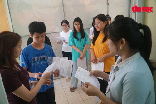 Đây là kỳ thi được đánh giá là có sự cạnh tranh khốc liệt khi chỉ có khoảng 60% thí sinh sẽ trúng tuyển vào các nguyện vọng công lập.