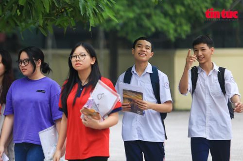 Trong trường hợp trượt nguyện vọng 1, thí sinh được xét tới nguyện vọng 2, 3 nếu đạt điểm cao hơn điểm chuẩn nguyện vọng 1 ít nhất 1 và 2 điểm. Thời điểm hiện tại, 100% các điểm thi trên địa bàn Hà Nội đã cơ bản hoàn thành công tác chuẩn bị tổ chức kỳ thi.
