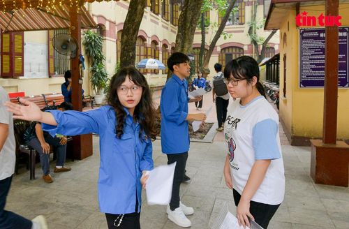 Đến sáng 7/6, có 10 học sinh ở Hà Nội cần được hỗ trợ đặc biệt vì lý do sức khỏe. Trong đó, có 8 trường hợp bị gãy tay, không thể tự làm bài thi; 2 trường hợp cần tiêm insulin bằng chế độ đặc biệt.