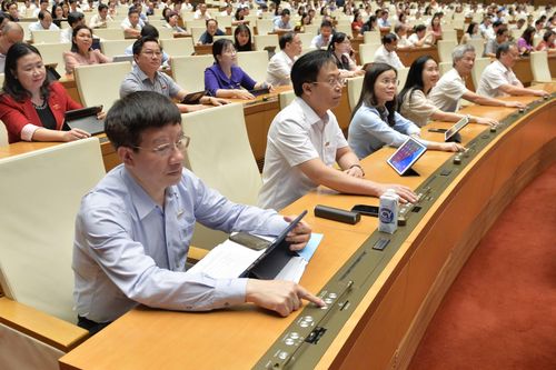 Các đại biểu bấm nút thông qua Nghị quyết về Chương trình xây dựng luật, pháp lệnh năm 2025. Ảnh: Hồ Long