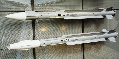 Ưu điểm của tiêm kích Mirage 2000-5 đó là hệ thống kiểm soát hỏa lực của nó cho phép sử dụng tên lửa không đối không MICA-EM tối tân lắp đầu dẫn radar chủ động (GOS), và cả phiên bản MICA-IR trang bị đầu dò hồng ngoại.