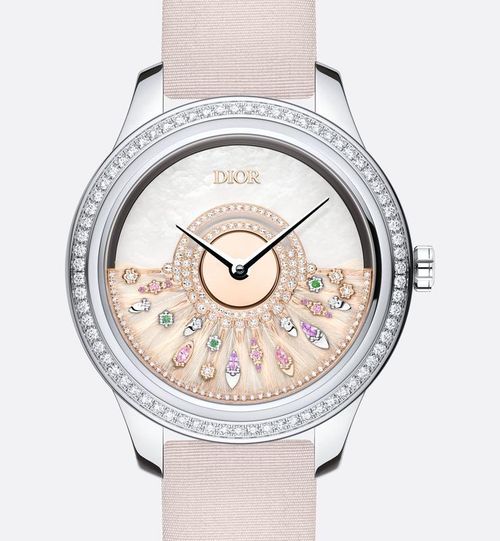 8. Christian Dior Grand Bal Plume: Christian Dior Grand Bal Plume là một chiếc đồng hồ nữ tính và thanh lịch, được trang trí bằng lông vũ màu xanh lam và kim cương. Bộ chuyển động tự động độc quyền của Dior mô phỏng vòng xoáy của một chiếc váy dạ hội, kết hợp sự tinh tế của thời trang cao cấp với kỹ thuật chế tác đồng hồ đỉnh cao.