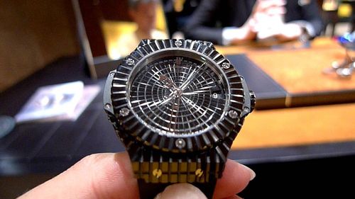 5. Hublot Black Caviar: Hublot Black Caviar là một kiệt tác đồng hồ với thiết kế toàn màu đen, chỉ sử dụng kim cương đen. Vỏ máy bằng vàng trắng được giấu kín và được trang trí bằng 544 viên kim cương baguette. Đây là sự kết hợp tinh tế giữa chế tác đồng hồ và nghệ thuật trang sức, mang lại vẻ đẹp huyền bí và sang trọng.