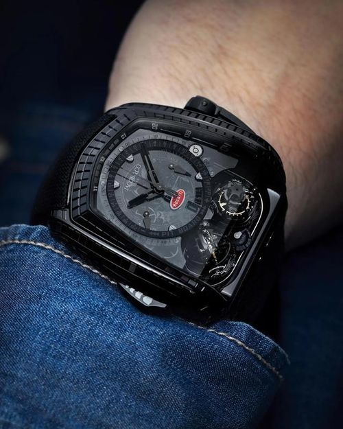 7. Jacob & Co. Twin Turbo Furious La Montre Noire Bugatti: Jacob & Co. Twin Turbo Furious La Montre Noire Bugatti là chiếc đồng hồ lấy cảm hứng từ Bugatti Type 57SC Atlantic Coupe. Được bọc bằng vàng đen 18K và trang trí bằng ngọc bích đen tự nhiên, chiếc đồng hồ này kết hợp sự phức tạp của Twin Turbo Furious với lịch sử độc đáo của La Voiture, mang lại vẻ đẹp và hiệu suất xuất sắc.